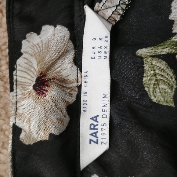 Flattering Zara 2 toned black flowered dress with collar and long button sleeves - Picture 11 of 12